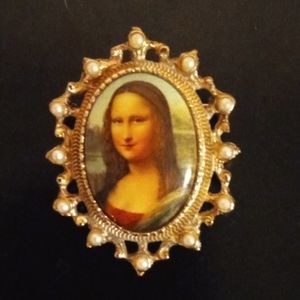 MONA LISA BROOCH